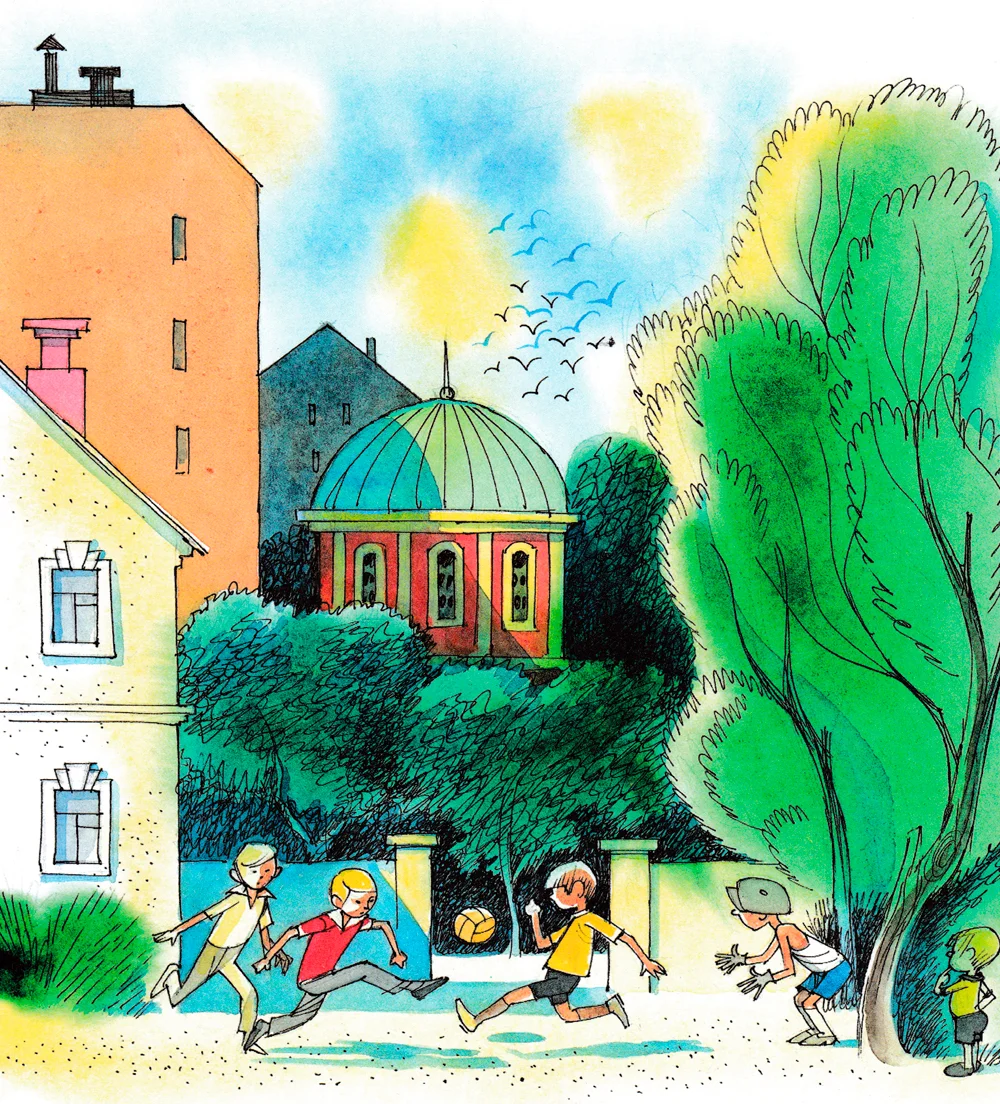 Мальчики играют в футбол