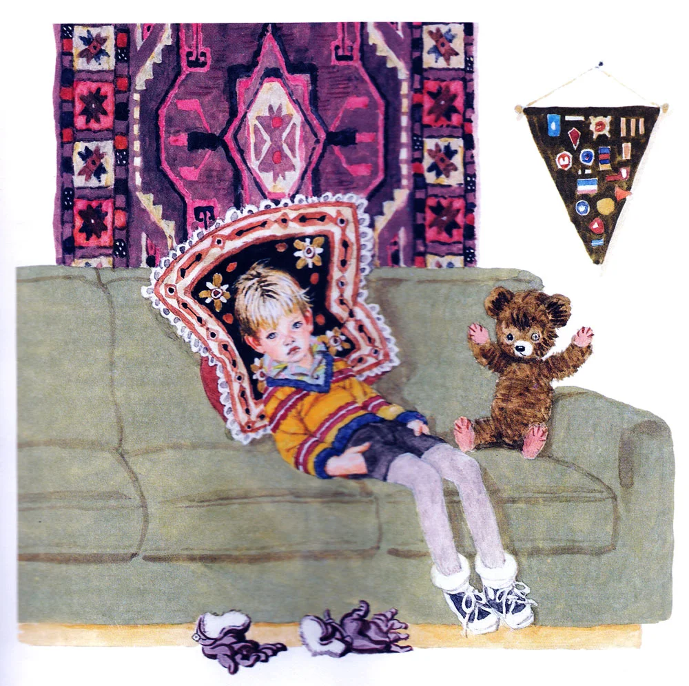 Мальчик сидит на диване