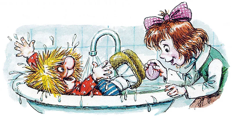 Кузька купается в раковине