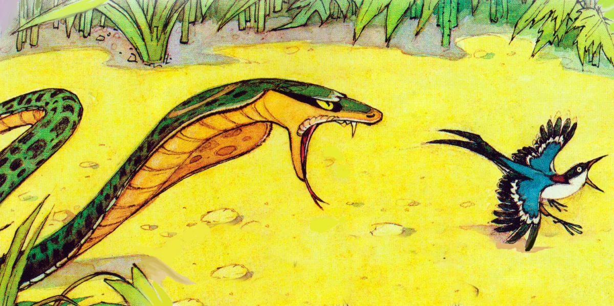 Змея хочет поймать птичку