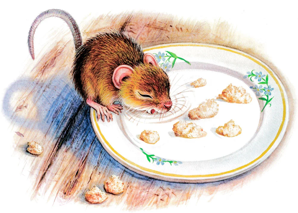 Мышонок пьет молоко из блюдца