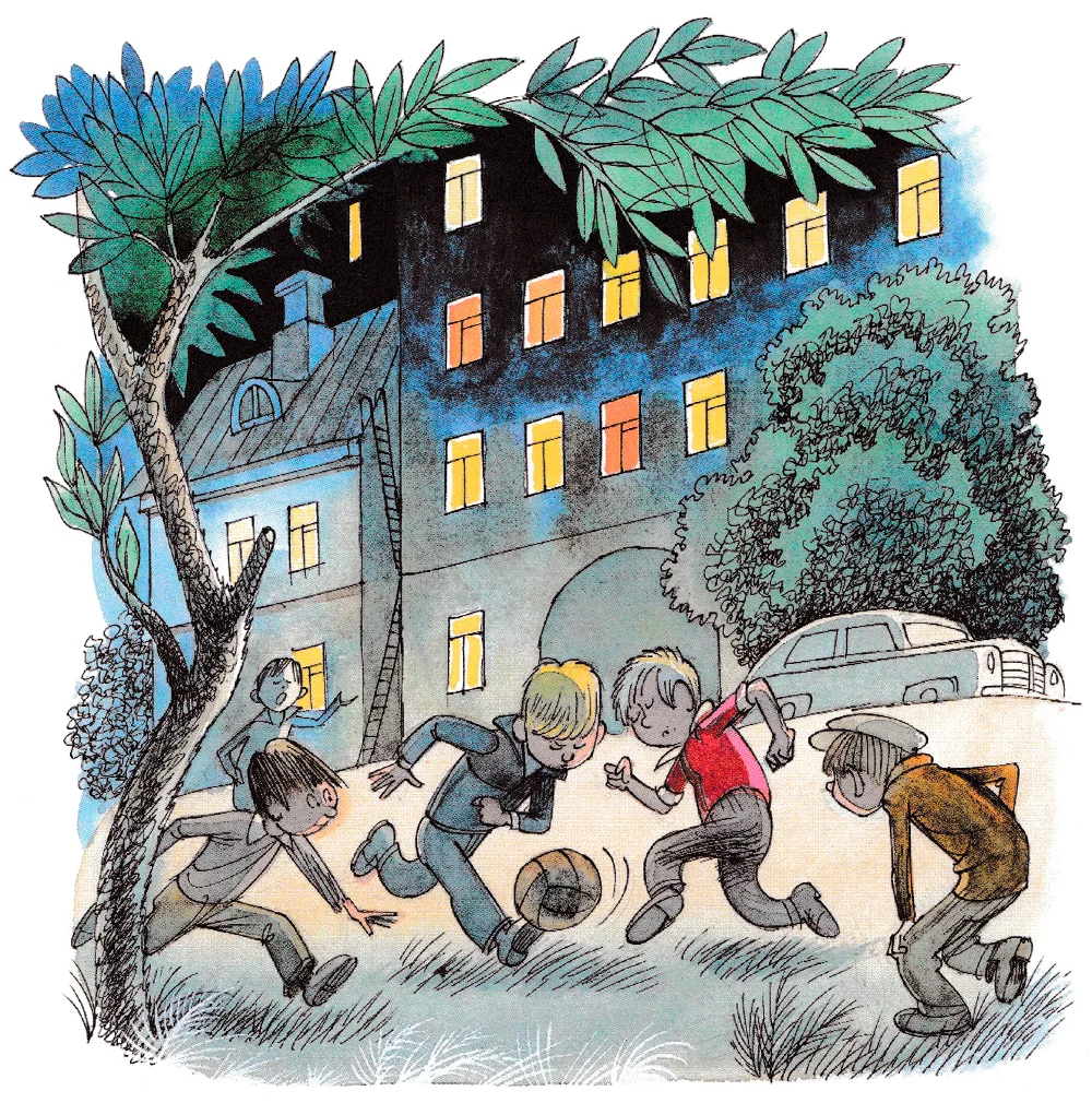 Мальчики играют в футбол