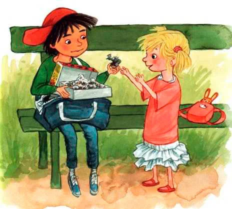 Мальчик и девочка смотрят игрушки