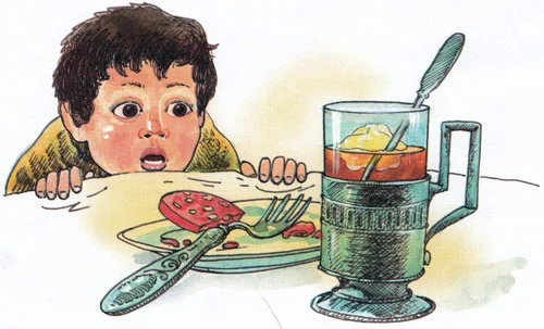 Минька смотрит на стакан с чаем